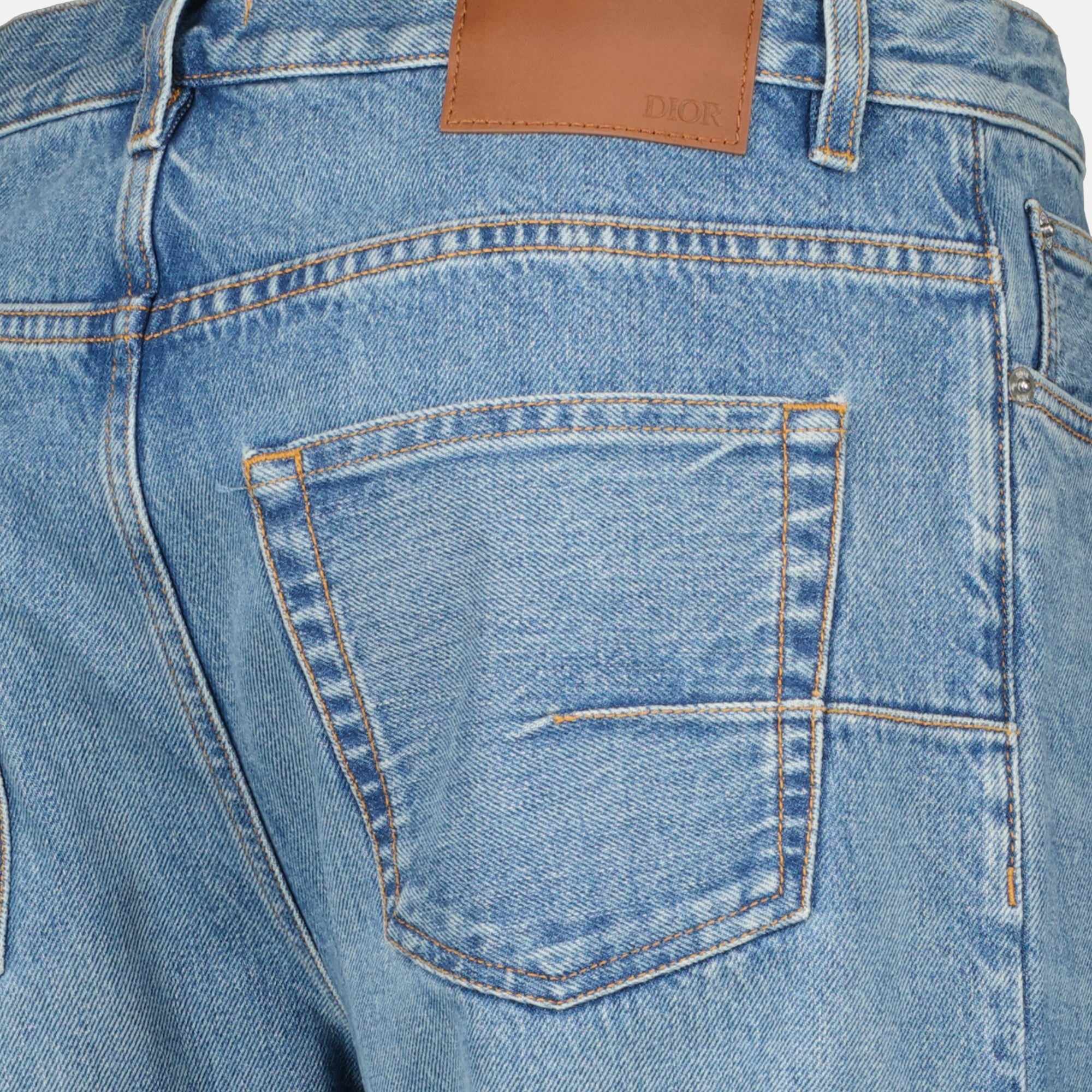 Bild der blauen Cannage-Jeans von Dior für Herren - Frühjahr/Sommer 2026 - Detailansicht_1