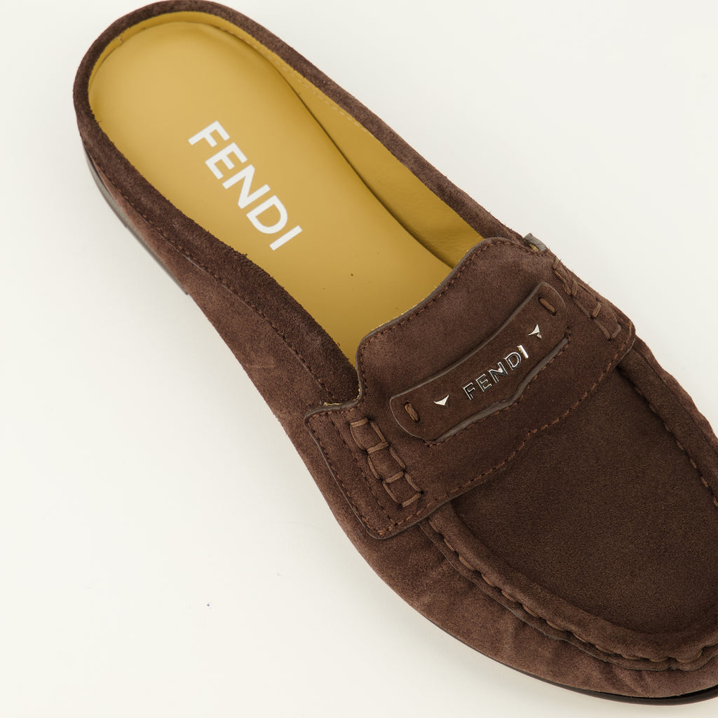 Chaussures ouvertes Braune Wildleder Scrunch Mules Fendi Marron Femme