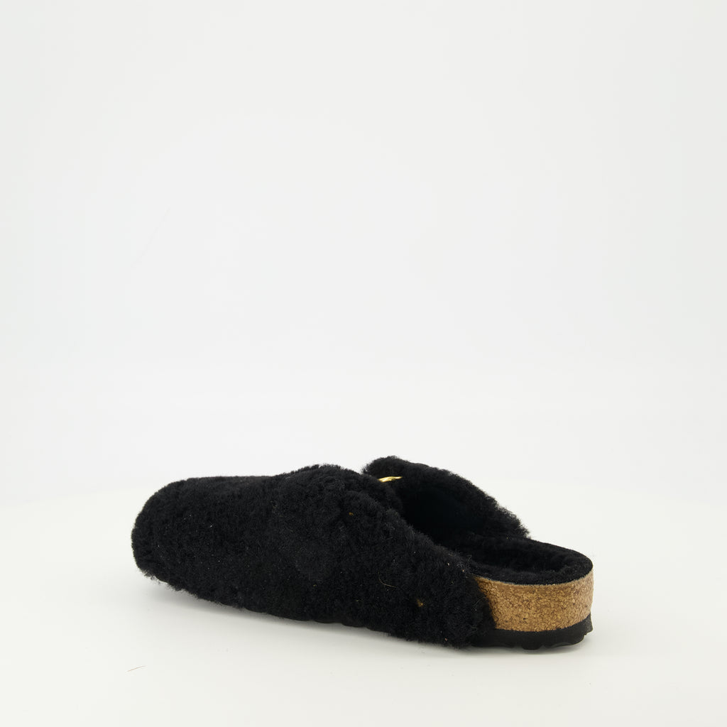 Image de l'article Mules Boston en teddy noir de la marque Birkenstock pour Femme - Saison Printemps-Été 2026 - Vue trois quarts arrière droite
