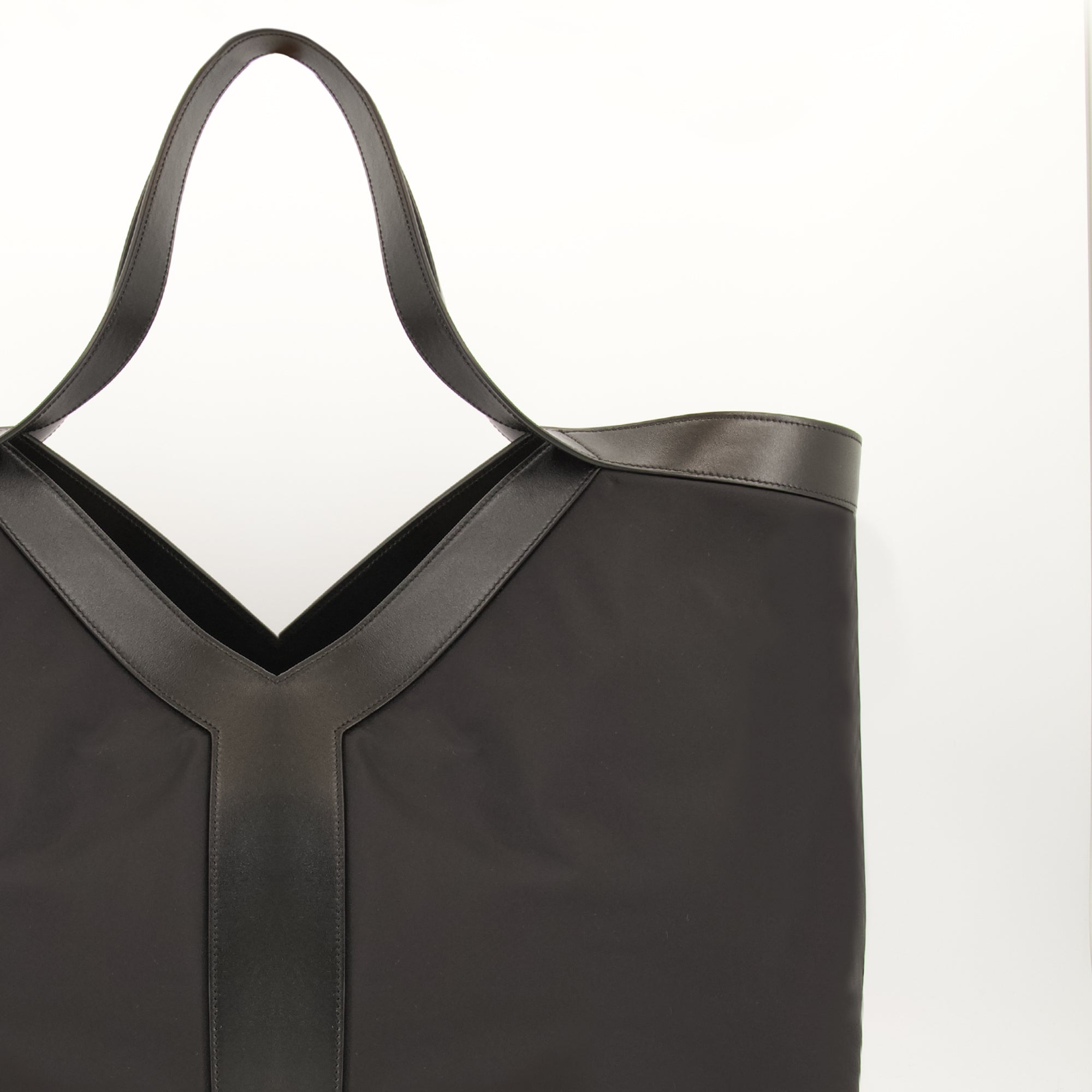 Sacs cabas Y ラージ トートバッグ ブラック ナイロン Saint Laurent Noir Homme