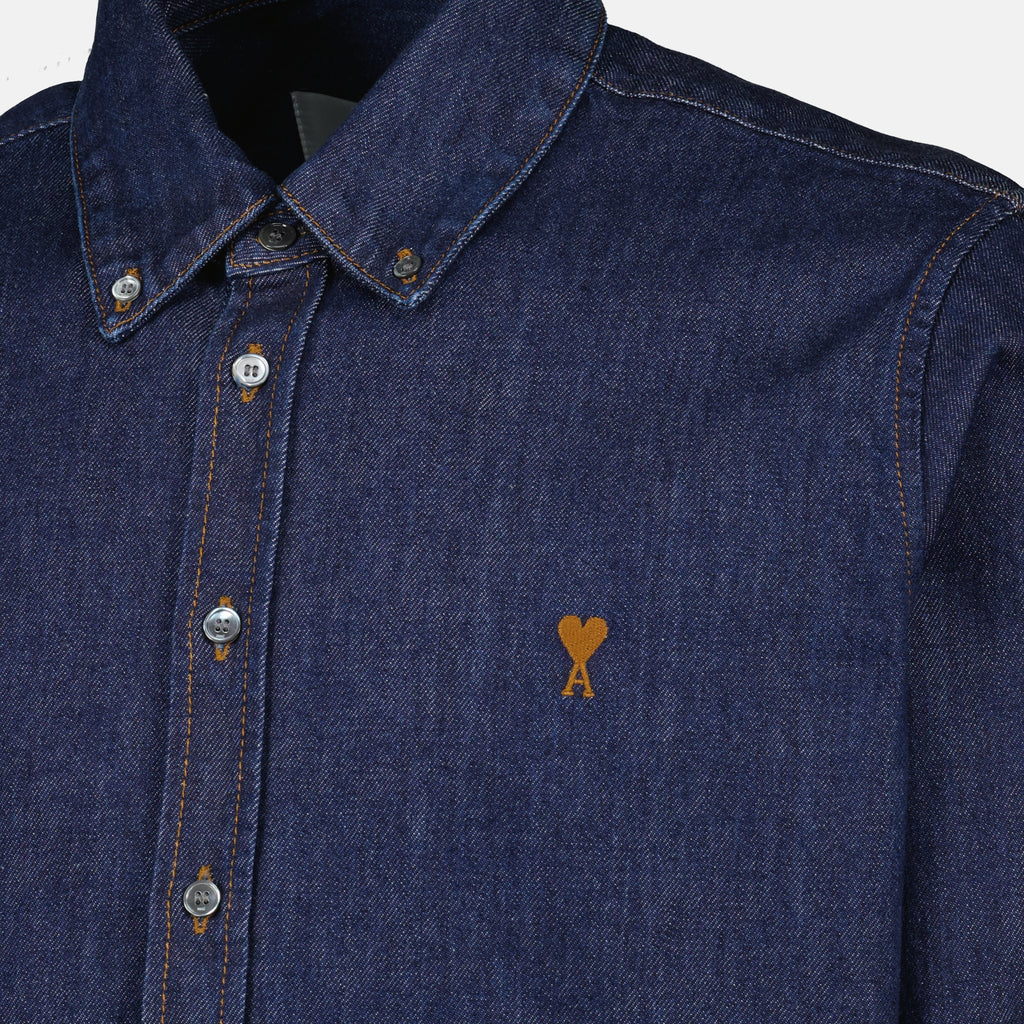 Immagine della camicia AMI a cuore in denim blu del marchio Ami PARIS per Unisex - Stagione Primavera-Estate 2026 - Vista Dettagliata_1