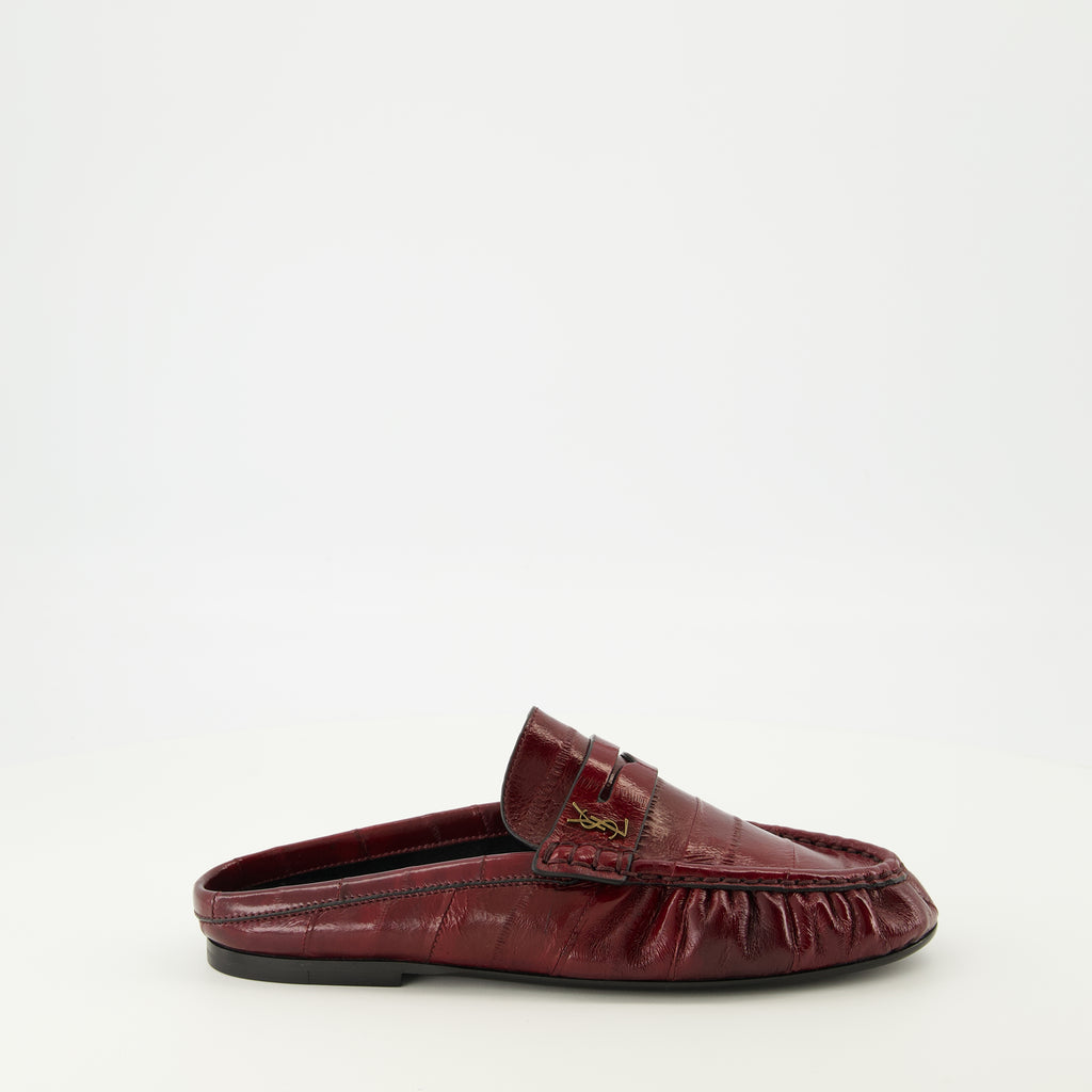 Image de l'article Mules Loafer bordeaux de la marque Saint Laurent pour Femme - Saison Printemps-Été 2026 - Vue latérale droite