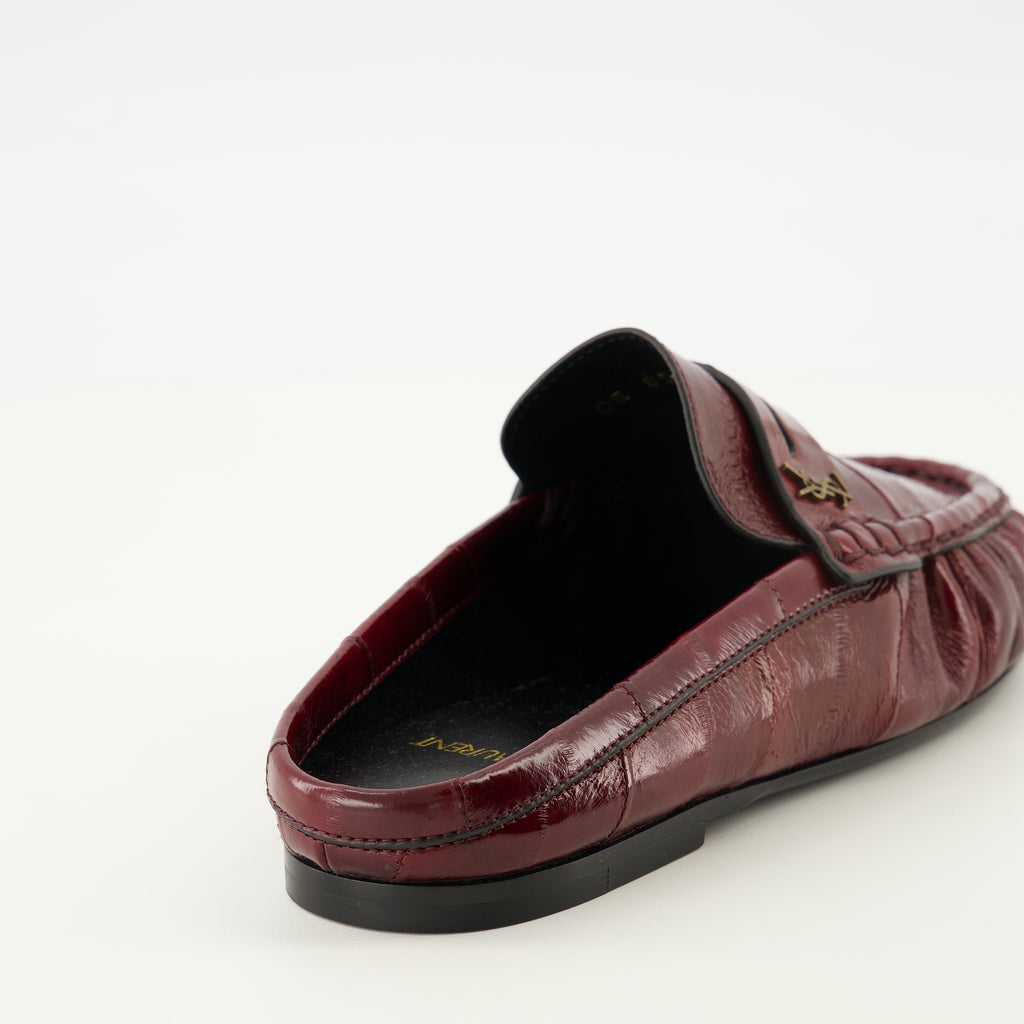 Image de l'article Mules Loafer bordeaux de la marque Saint Laurent pour Femme - Saison Printemps-Été 2026 - Vue arrière