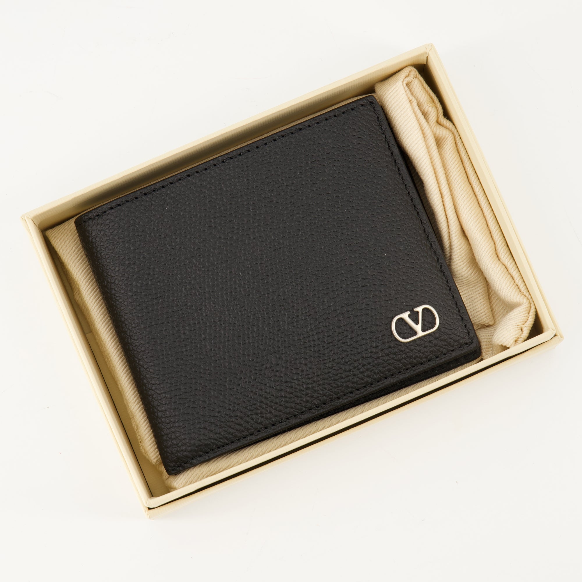 Image of the Vlogo cardholder from the Valentino Garavani brand for Men - Autumn-Winter 2025 Collection - Detailed View_3