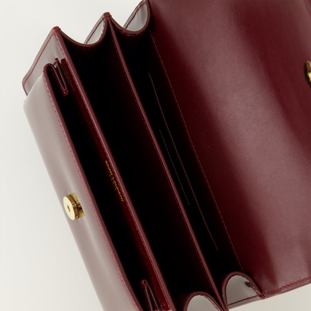 Imagem da bolsa Sunset em couro verniz bordô da marca Saint Laurent para Mulher - Temporada Outono-Inverno 2025 - Vista Detalhada_3