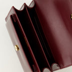 Imagem da bolsa Sunset em couro verniz bordô da marca Saint Laurent para Mulher - Temporada Outono-Inverno 2025 - Vista Detalhada_3
