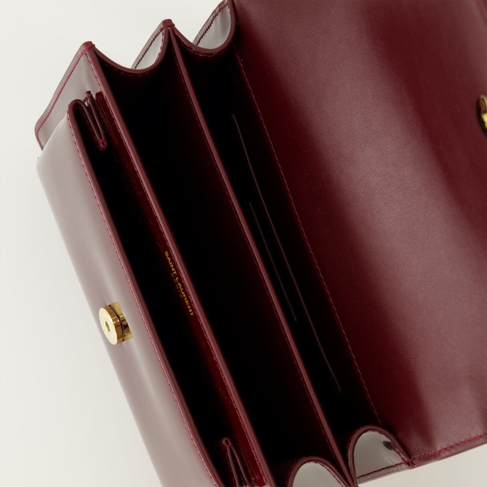 Imagem da bolsa Sunset em couro verniz bordô da marca Saint Laurent para Mulher - Temporada Outono-Inverno 2025 - Vista Detalhada_3