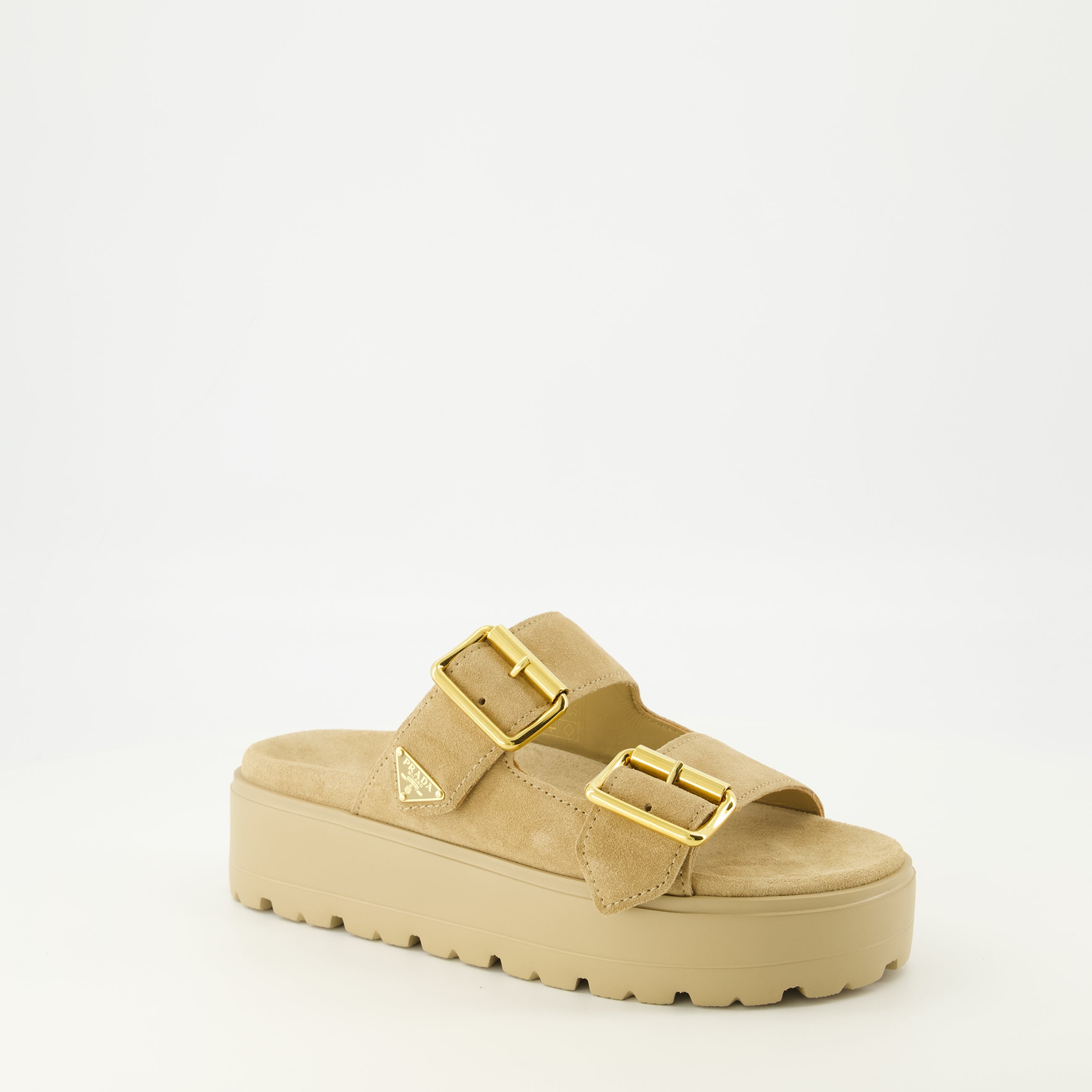 Image de l'article Mules à plateforme en veau velours beige de la marque Prada pour Femme - Saison Printemps-Été 2026 - Vue trois quarts avant droite