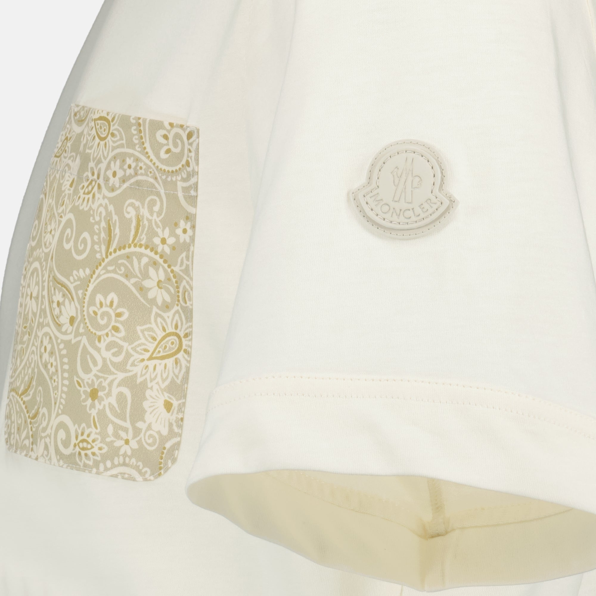 Image de l'article T-shirt à poche imprimé cachemire beige de la marque Moncler pour Homme - Saison Printemps-Été 2026 - Vue détaillée_1