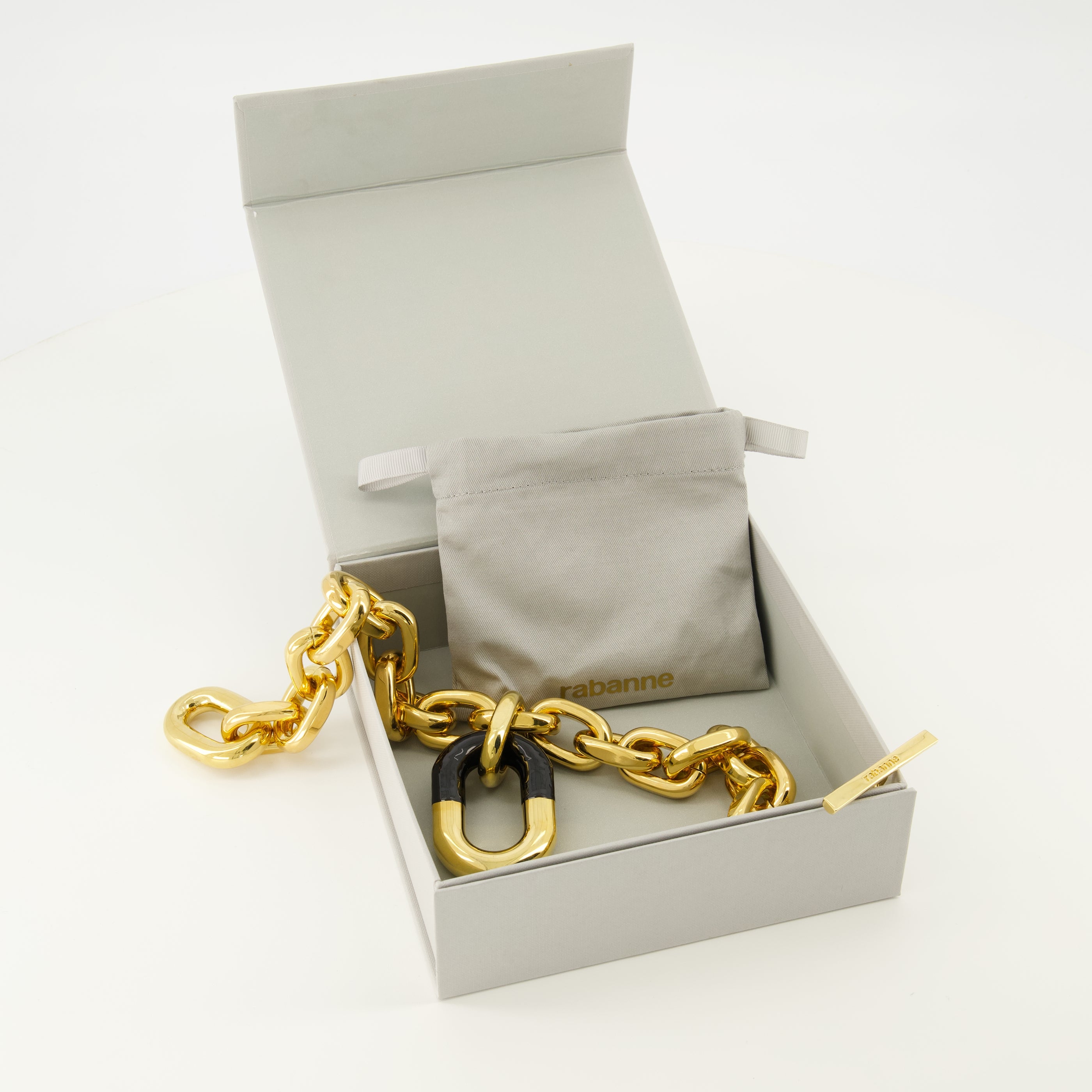 Imagen del collar XL Link negro y dorado de la marca Rabanne para mujer - Temporada Primavera-Verano 2026 - Vista Detallada_3