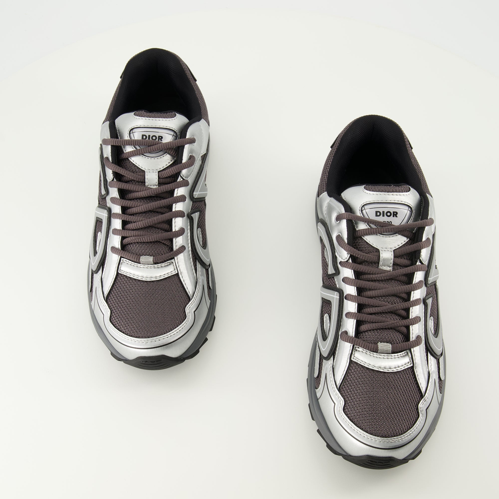 Bild des B30 Sneakers in Grau und Schwarz von Dior für Herren - Herbst-Winter-Saison 2025 - Draufsicht auf das Paar Schuhe