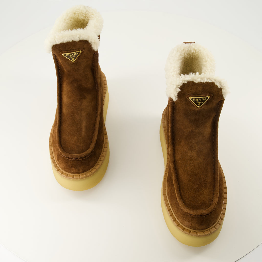 プラダのレディーススエードレザーアンクルブーツの画像 - 2025年秋冬シーズン - 靴のペアの上からのビュー