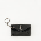 Imagem do Estojo de Chaves Envelope Cassandre da marca Saint Laurent para Homens - Temporada Outono-Inverno 2025 - Vista Frontal