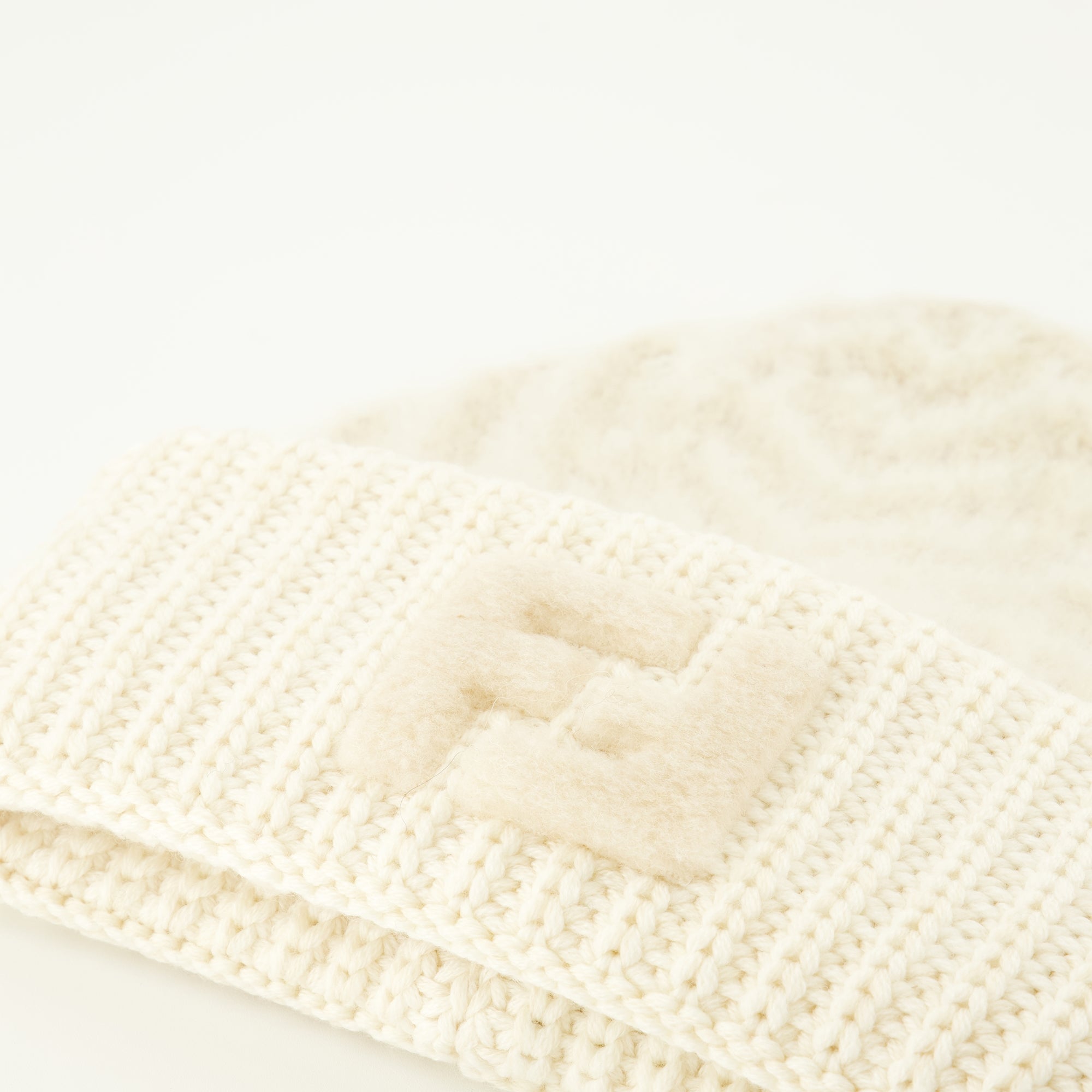Image of the white wool hat for women by Fendi - Autumn-Winter 2025 - Detailed View_3