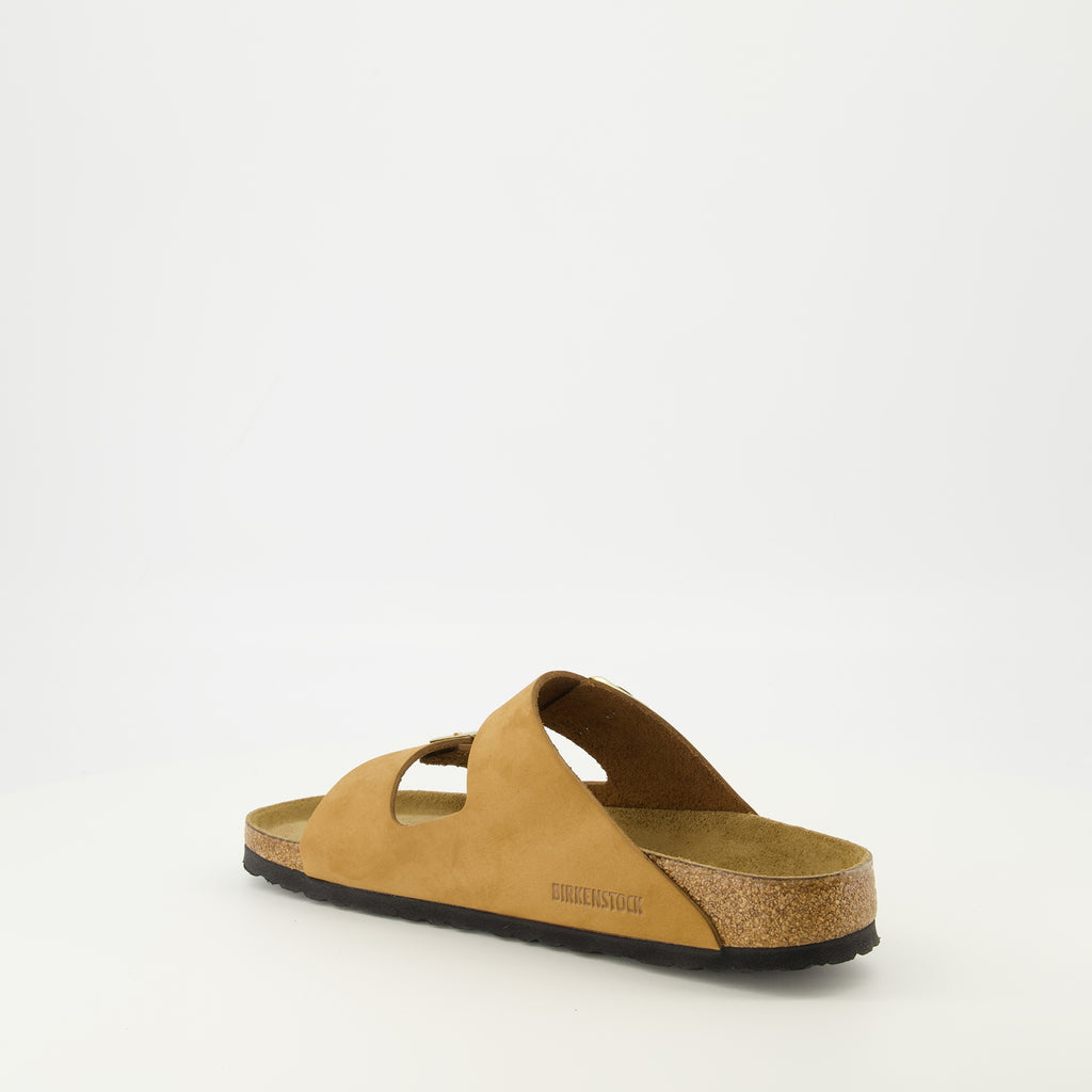 Image de l'article Sandales Arizona marron de la marque Birkenstock pour Unisex - Saison Printemps-Été 2026 - Vue trois quarts arrière droite