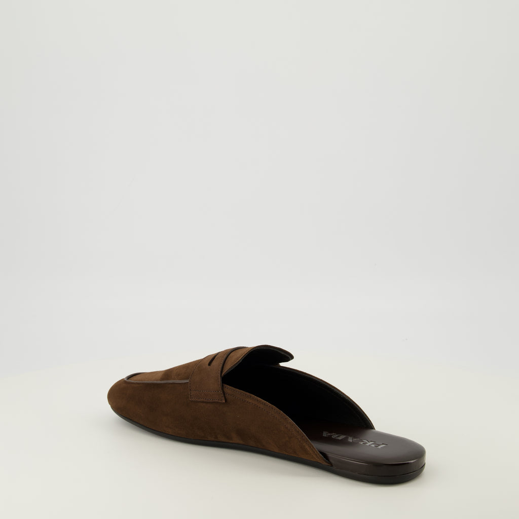 Imagem das mules mocassins de couro camurça castanho da marca Prada para Homem - Temporada Primavera-Verão 2026 - Perspectiva três quartos traseira direita