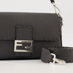 Imagen del bolso Baguette de Fendi para hombre - Otoño-Invierno 2025 - Vista Detallada_2