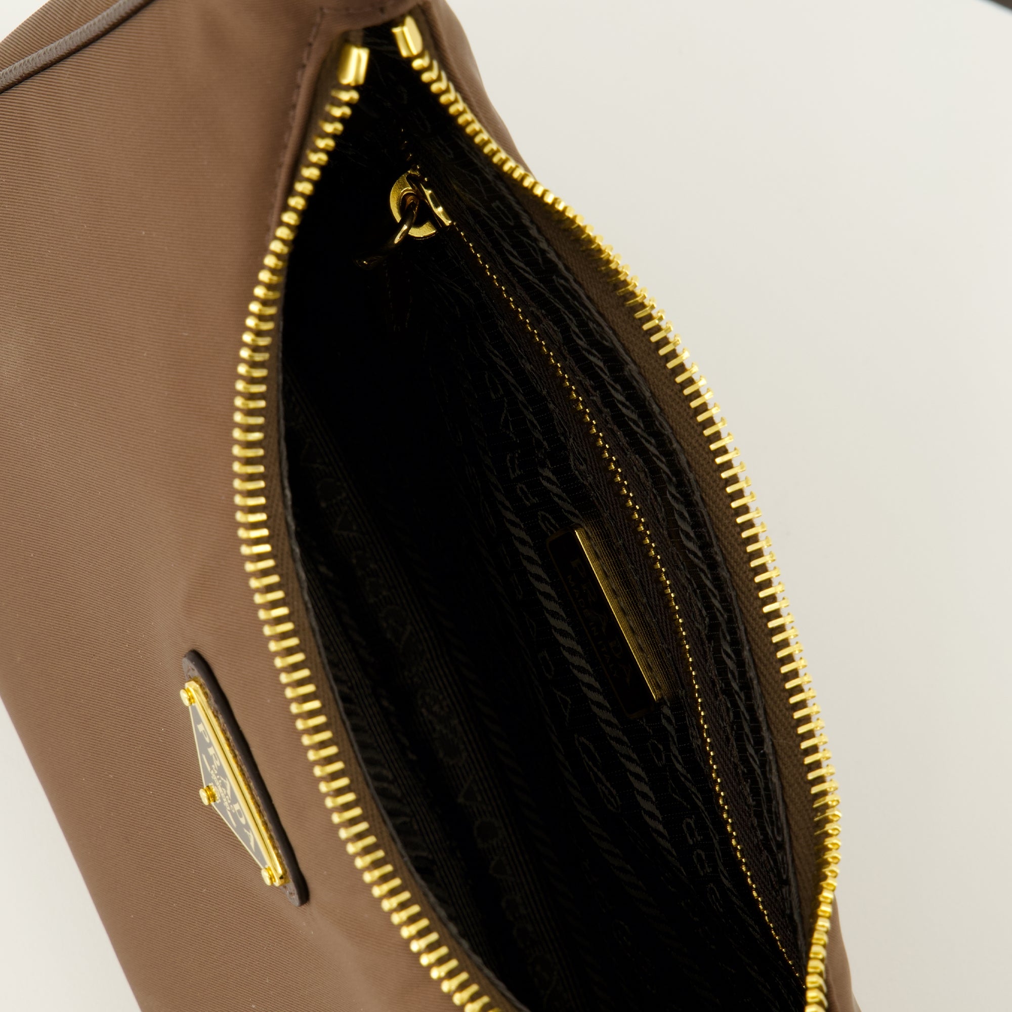 Sacs à main et épaule Bolso Mini Re-Edition 2005 en Re-Nylon Marrón Prada Marron Femme