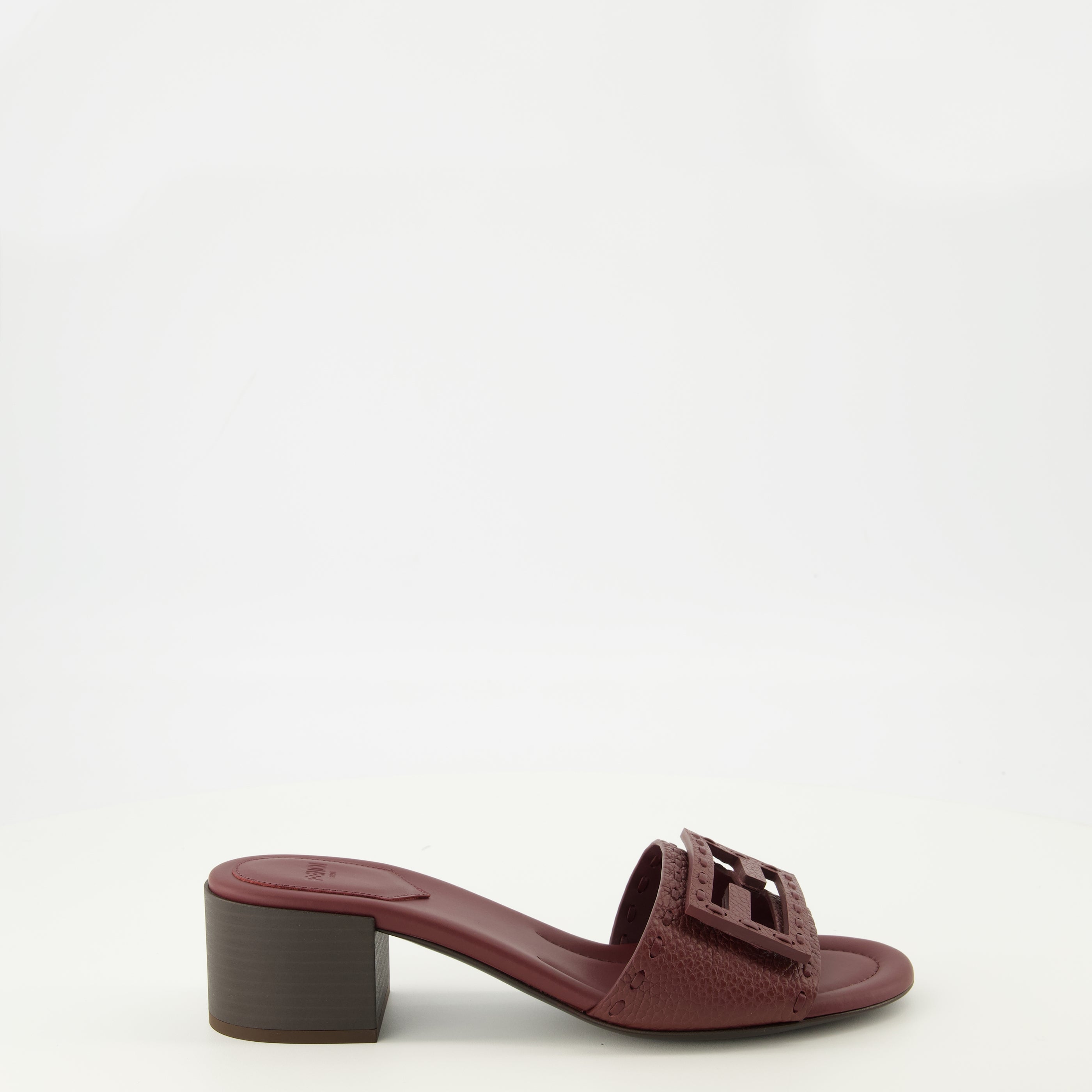Image de l'article Sandales à talons Baguette bordeaux de la marque Fendi pour Femme - Saison Printemps-Été 2026 - Vue de Face
