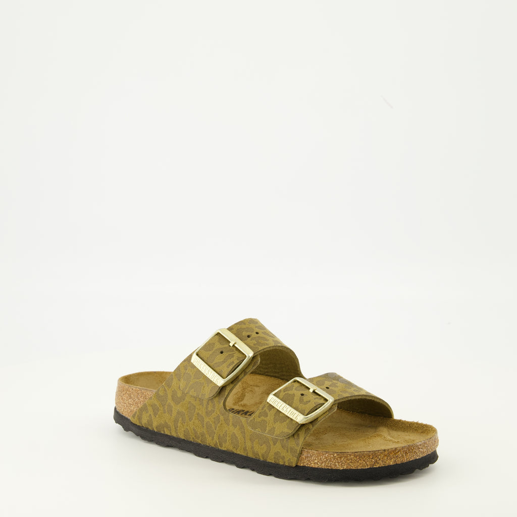 Immagine delle sandali Arizona del marchio Birkenstock per Donna - Stagione Autunno-Inverno 2025 - Vista tre quarti destra anteriore