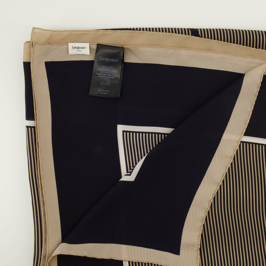 Imagem do xale Cassandre da marca Saint Laurent para Unisex - Temporada Outono-Inverno 2025 - Vista Detalhada 3