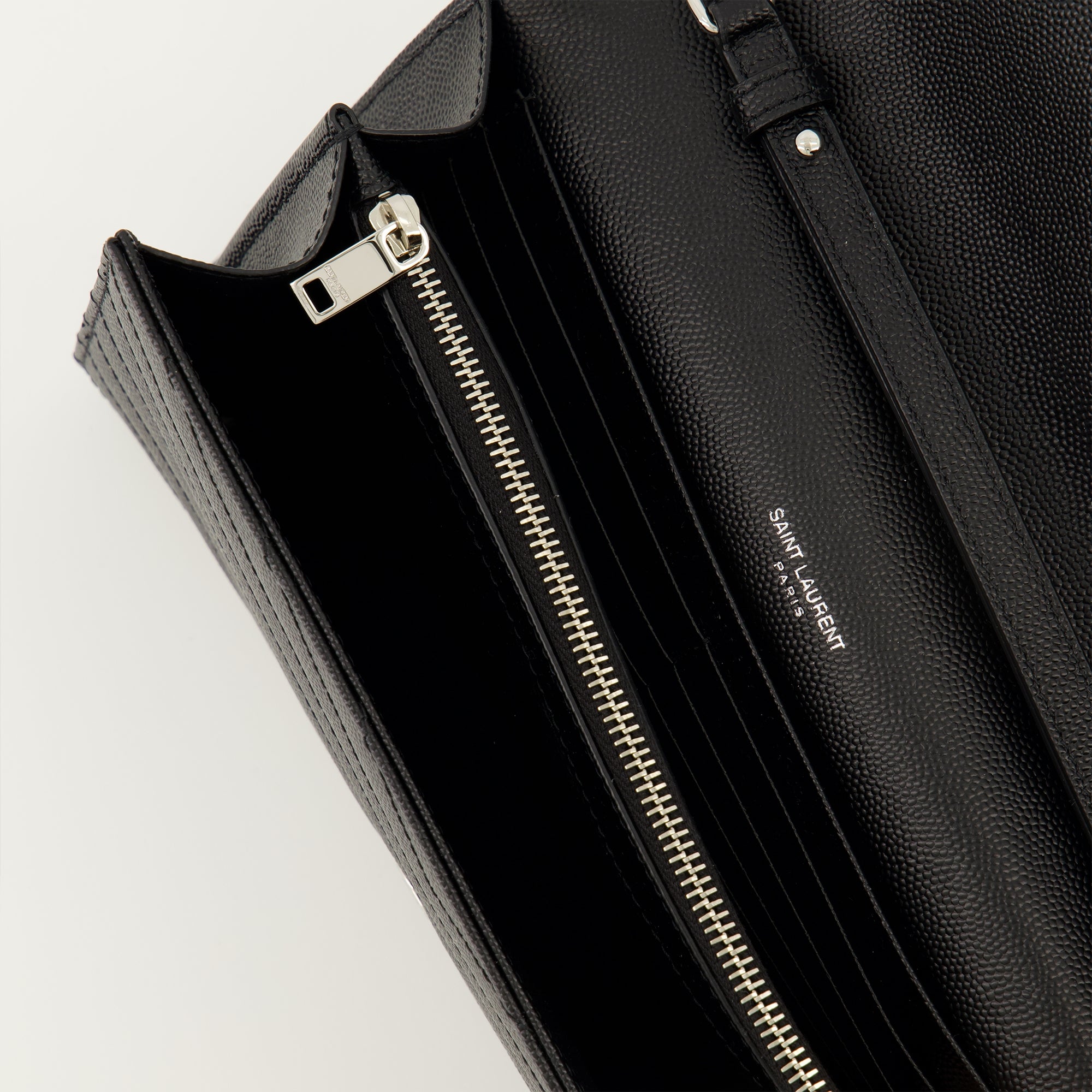 サンローランブランドの女性用カサンドルチェーン財布の画像 - 2025年秋冬シーズン - 詳細ビュー_3