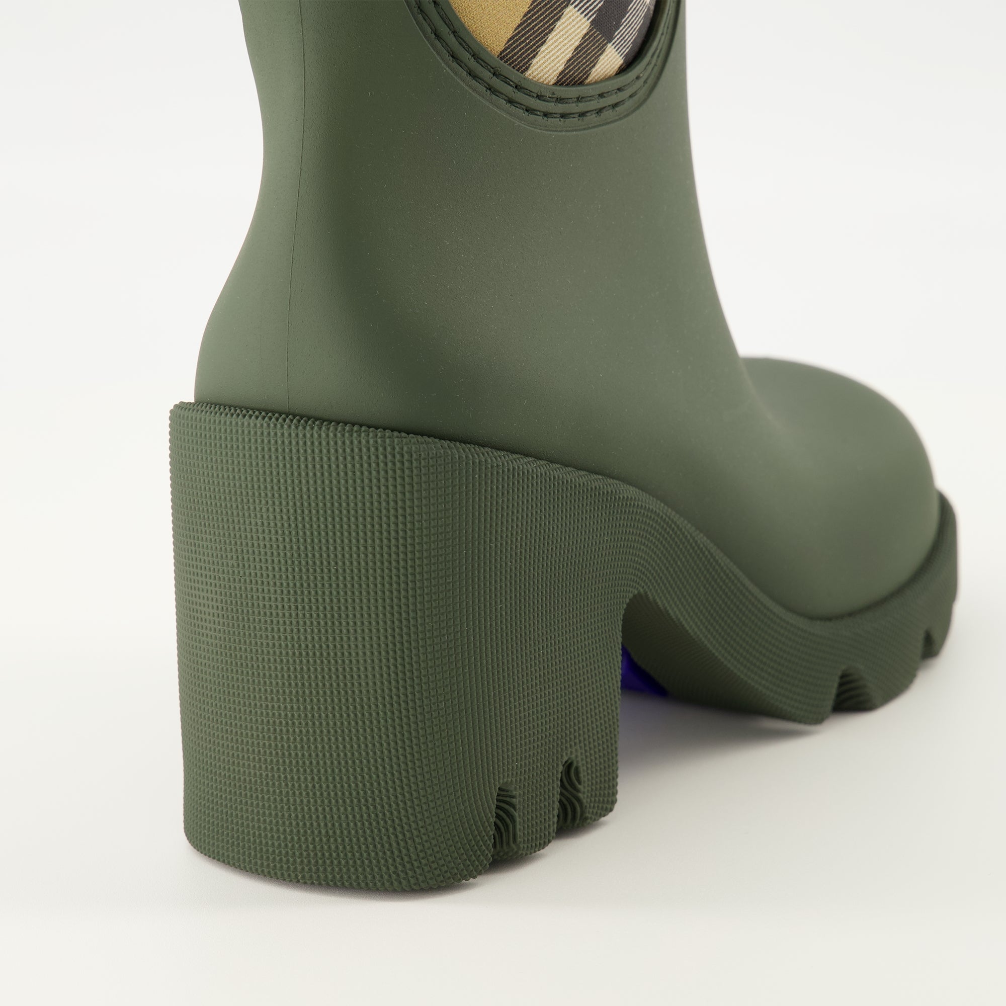 Image de l'article Bottines Marsh en caoutchouc de la marque Burberry pour Femme - Saison Automne-Hiver 2025 - Vue arrière