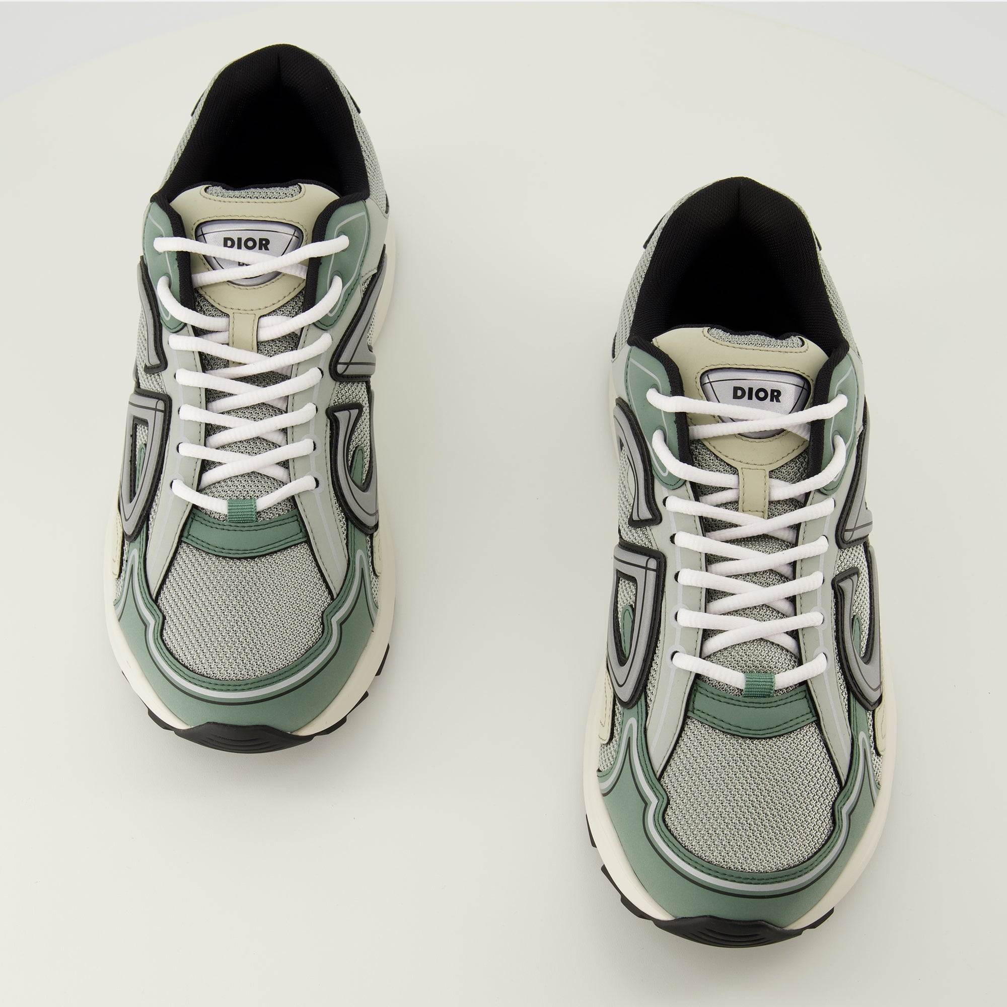 Bild des B30 grünen Sneakers von Dior für Herren - Frühjahr-Sommer 2026 - Draufsicht auf das Paar Schuhe