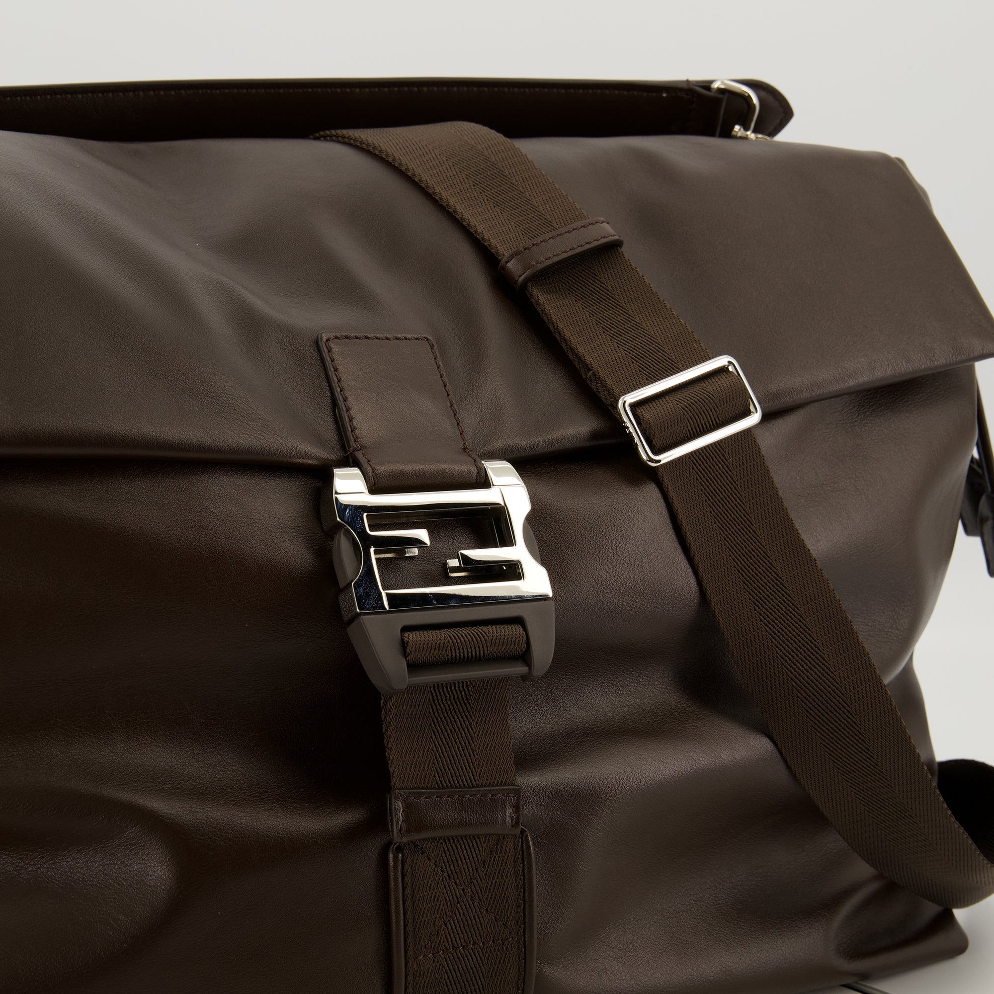 Image of the Fendi Men's Brown Maxi Flux Messenger Bag - Fall-Winter 2025 - Detailed View 2