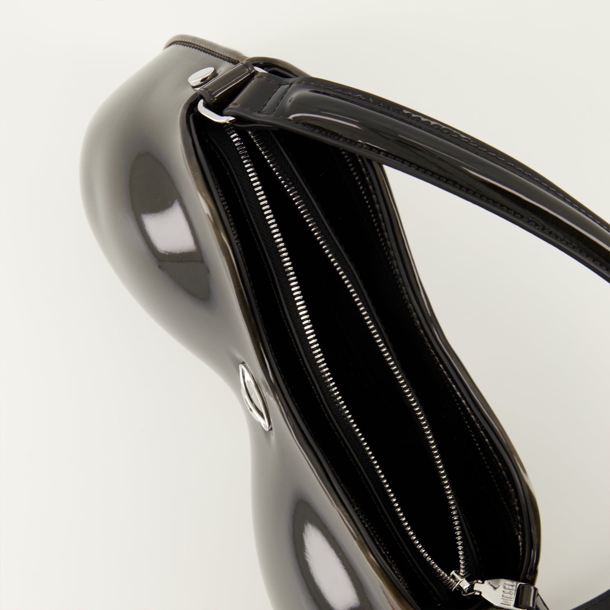 Image of the Diesel Women's Double-D Black Bag - Autumn-Winter 2025 - Detailed View_2