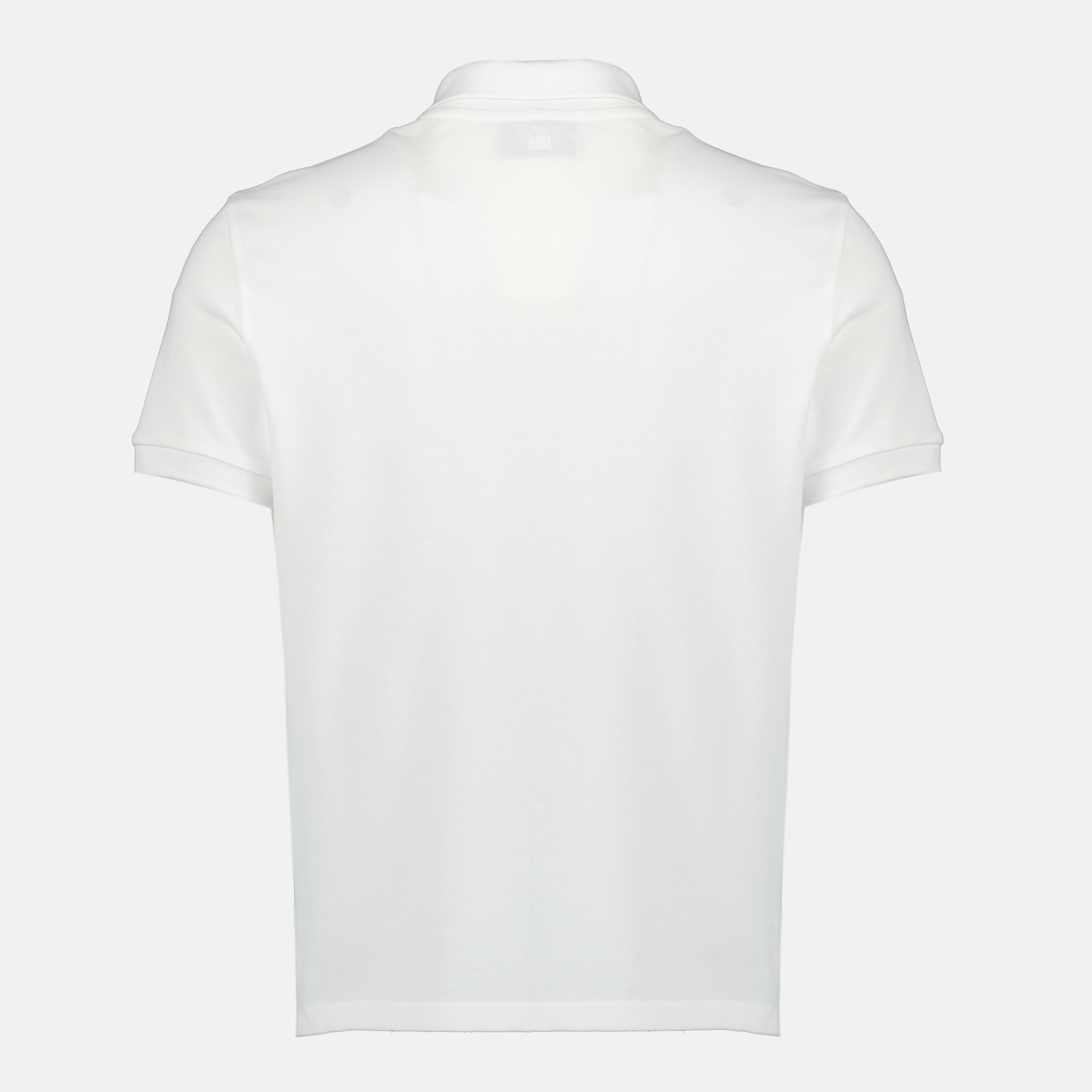Imagen del polo de corazón blanco AMI de la marca Ami PARIS para hombres - Temporada Primavera-Verano 2026 - Vista Posterior
