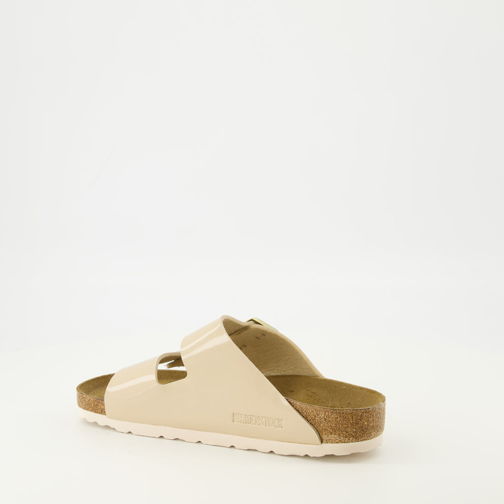 Image de l'article Sandales Arizona beige de la marque Birkenstock pour Unisex - Saison Printemps-Été 2026 - Vue trois quarts arrière droite