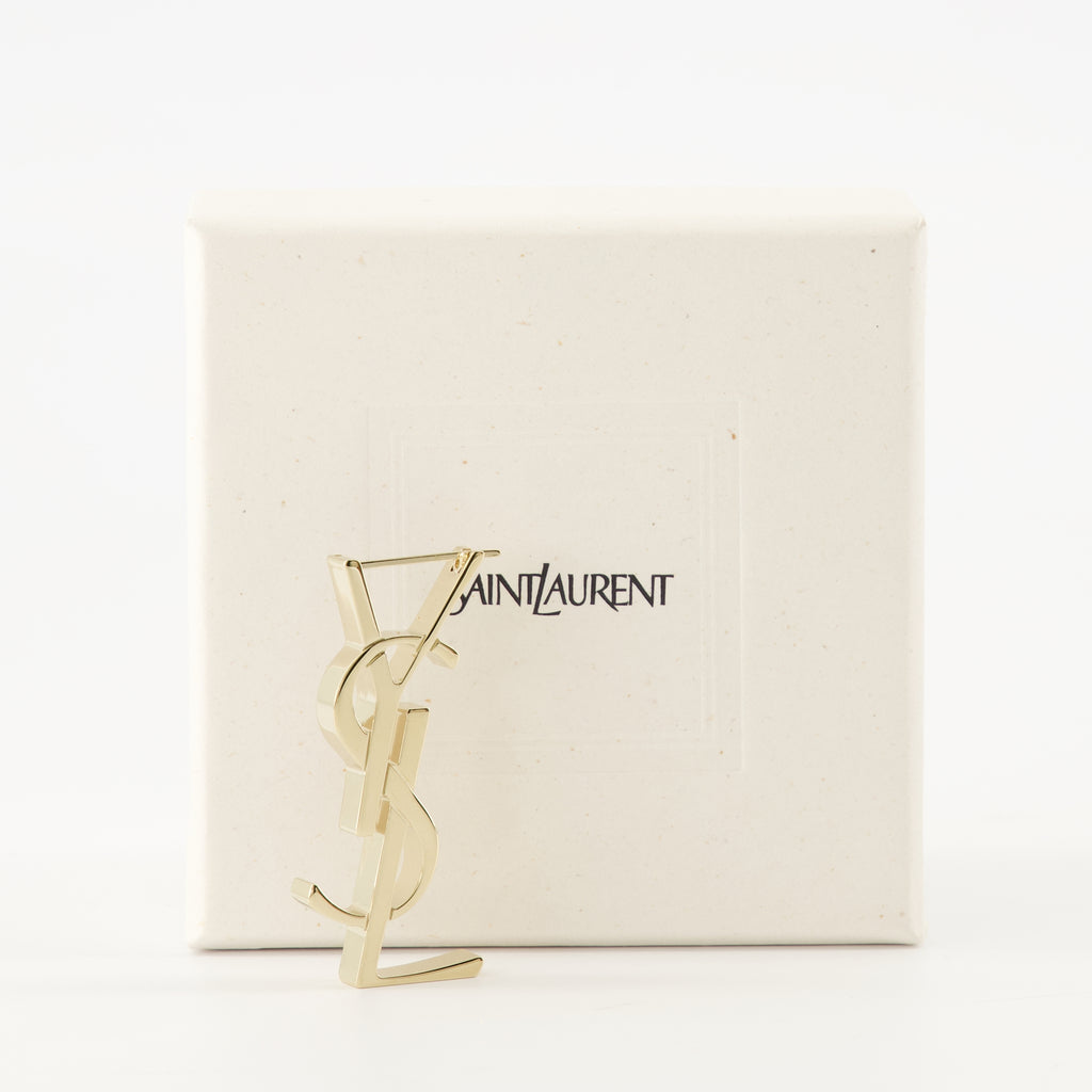 Immagine dell'orecchino Cassandre del marchio Saint Laurent per Donna - Stagione Autunno-Inverno 2025 - Vista Dettagliata_2