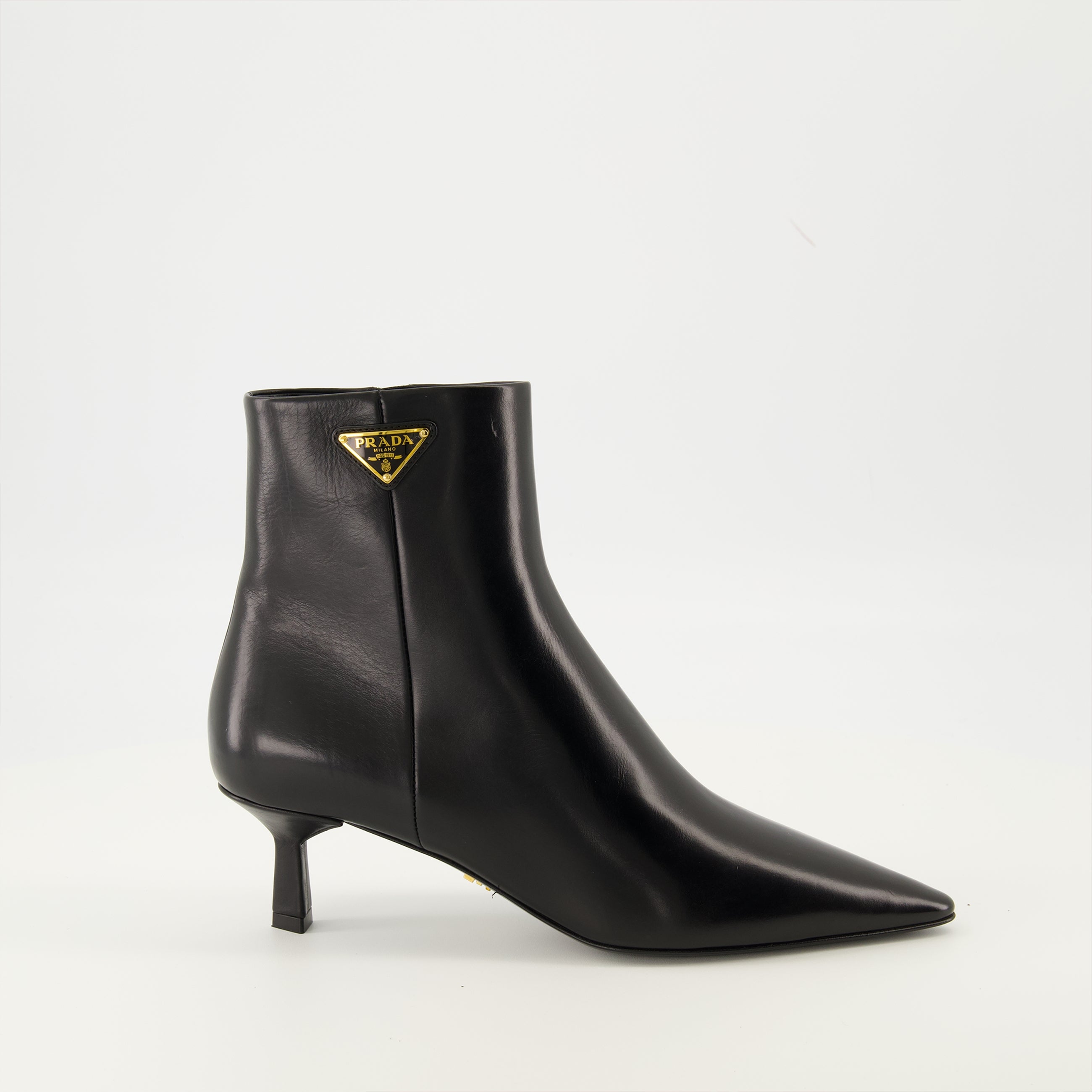 Image de l'article Bottines en cuir de la marque Prada pour Femme - Saison Automne-Hiver 2025 - Vue latérale droite