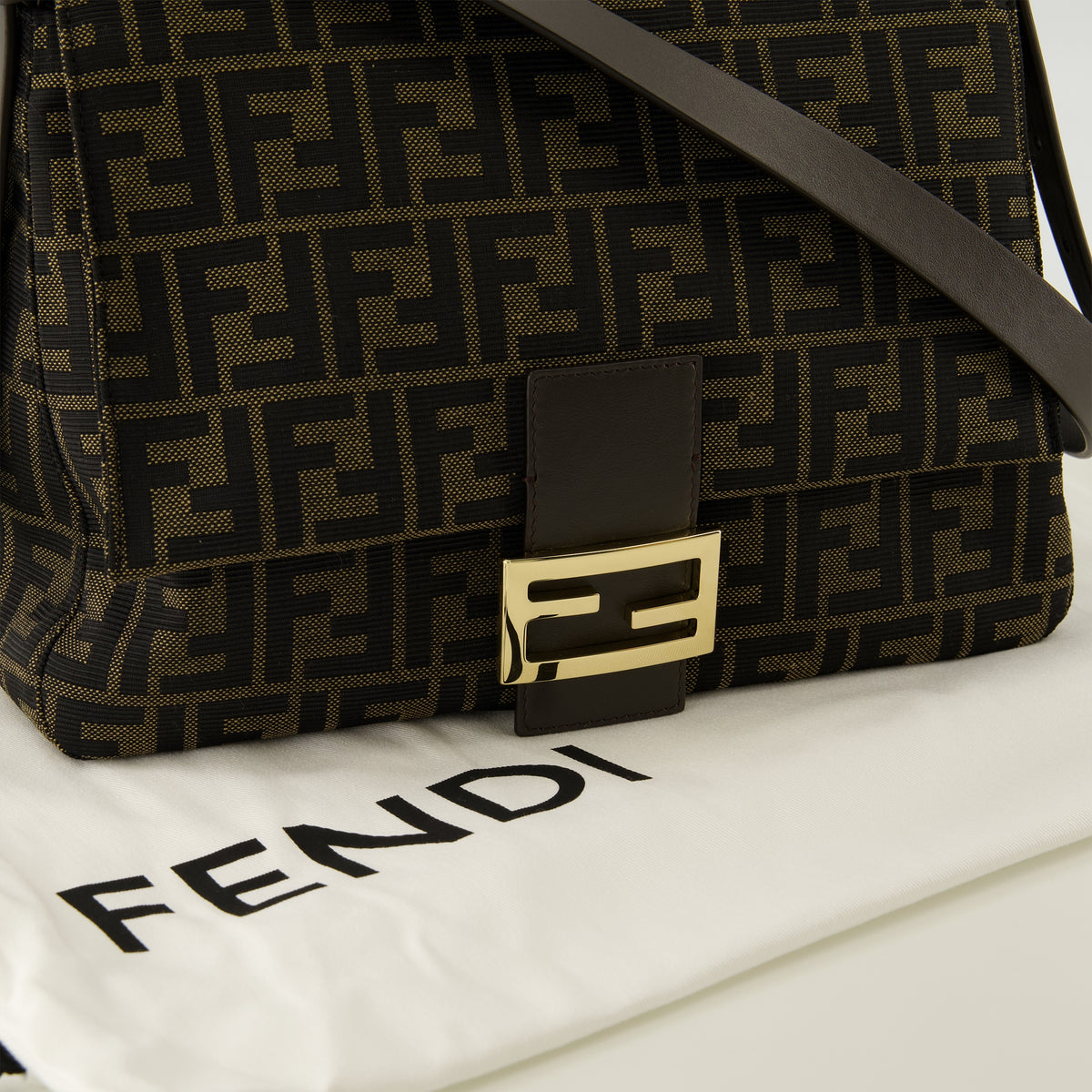 Sacs à main et épaule Sac Flap 26325 en tissu FF Fendi Marron Femme