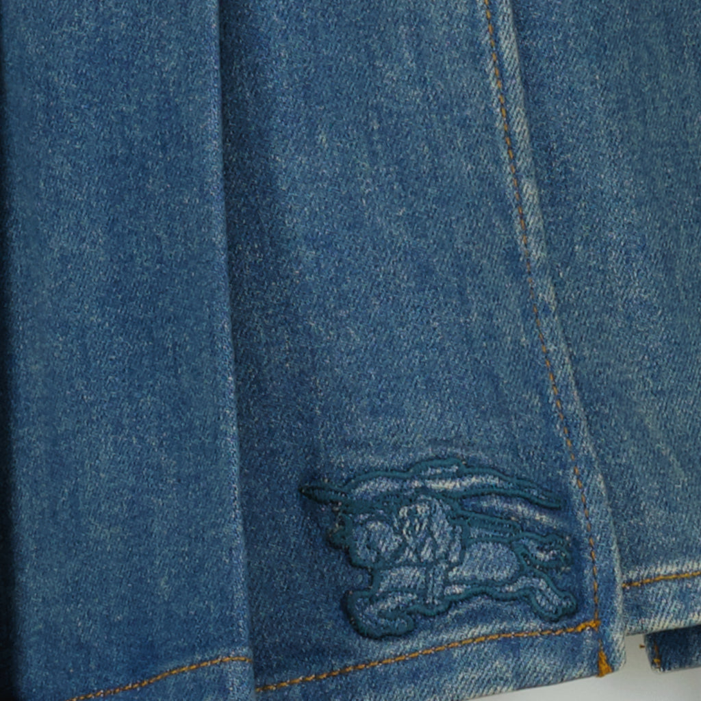 Imagem da saia mini de denim azul da marca Burberry para mulher - Coleção Primavera-Verão 2026 - Vista Detalhada_2