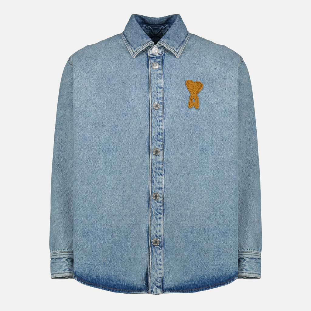 Immagine della camicia in denim blu con cuore all'uncinetto AMI del marchio Ami PARIS per Unisex - Stagione Primaverile-Estate 2026 - Vista Frontale