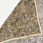 Écharpes, foulards et gants Carré de soie léopard Givenchy Beige Femme