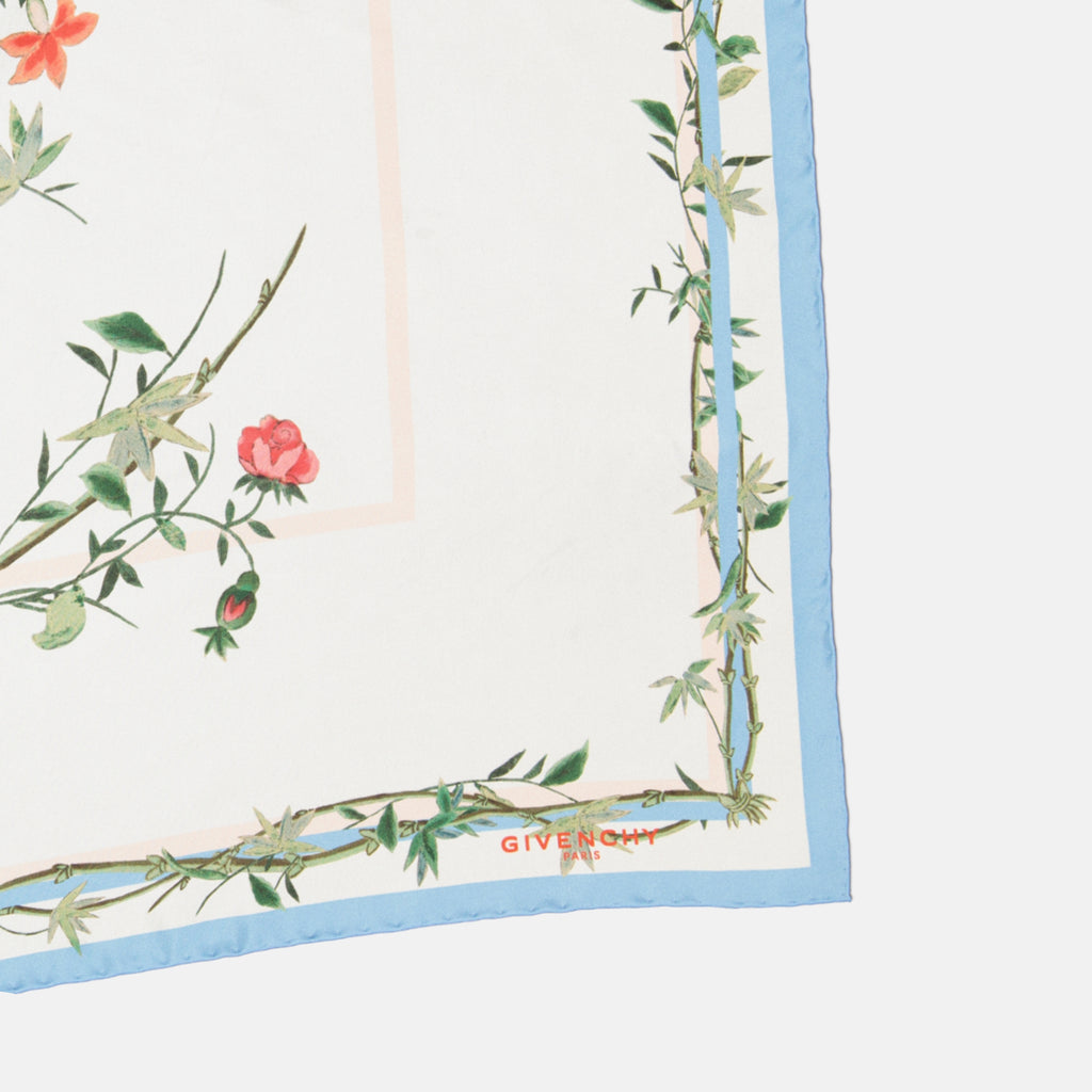 Imagem do Chal Impressão Floral da Givenchy para Senhora - Coleção Outono-Inverno 2025 - Vista Detalhada 4