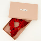 Bild des roten Samt-Haargummis von Miu Miu für Damen - Frühjahr-Sommer 2026 - Detaillierte Ansicht_3