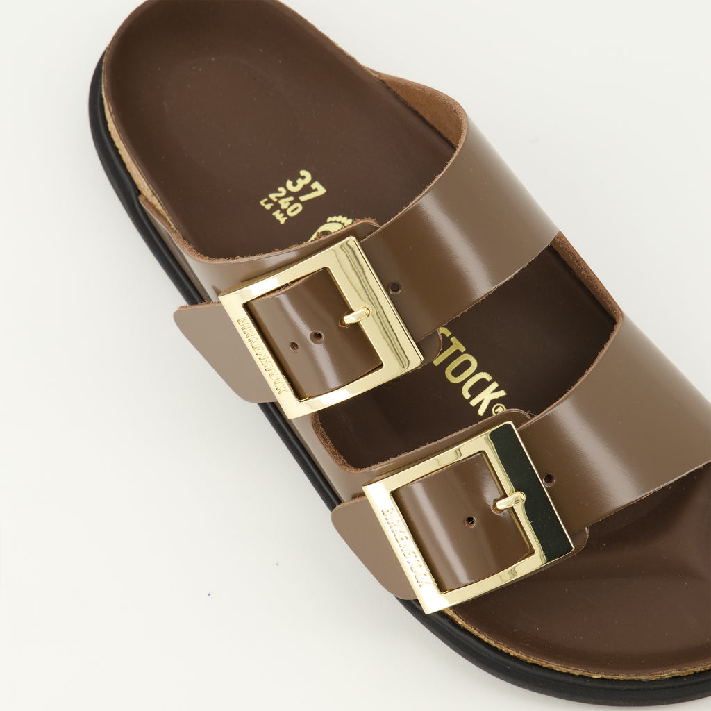 Image de l'article Sandales Arizona Droplet Buckle marron de la marque Birkenstock pour Femme - Saison Printemps-Été 2026 - Vue détaillée de haut