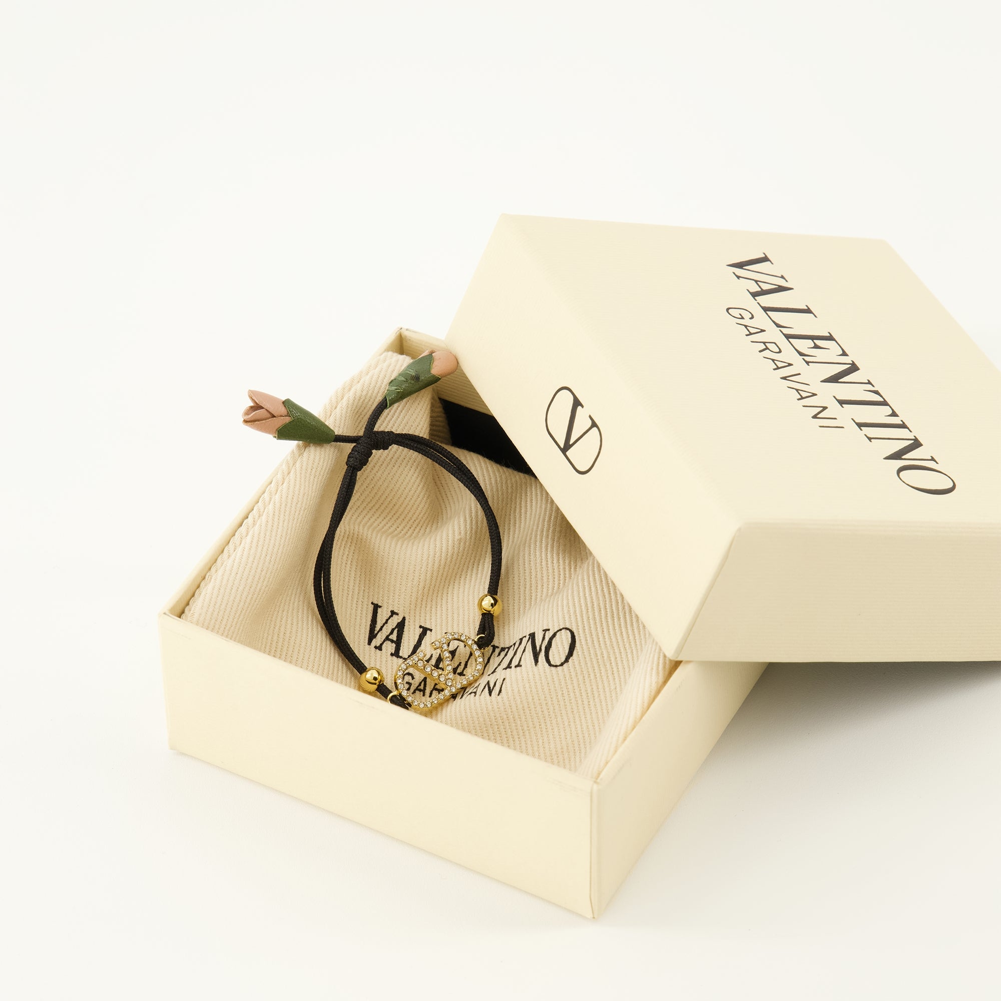 Image de l'article Bracelet Vlogo avec cordon noir de la marque Valentino Garavani pour Femme - Saison Printemps-Été 2026 - Vue détaillée_3