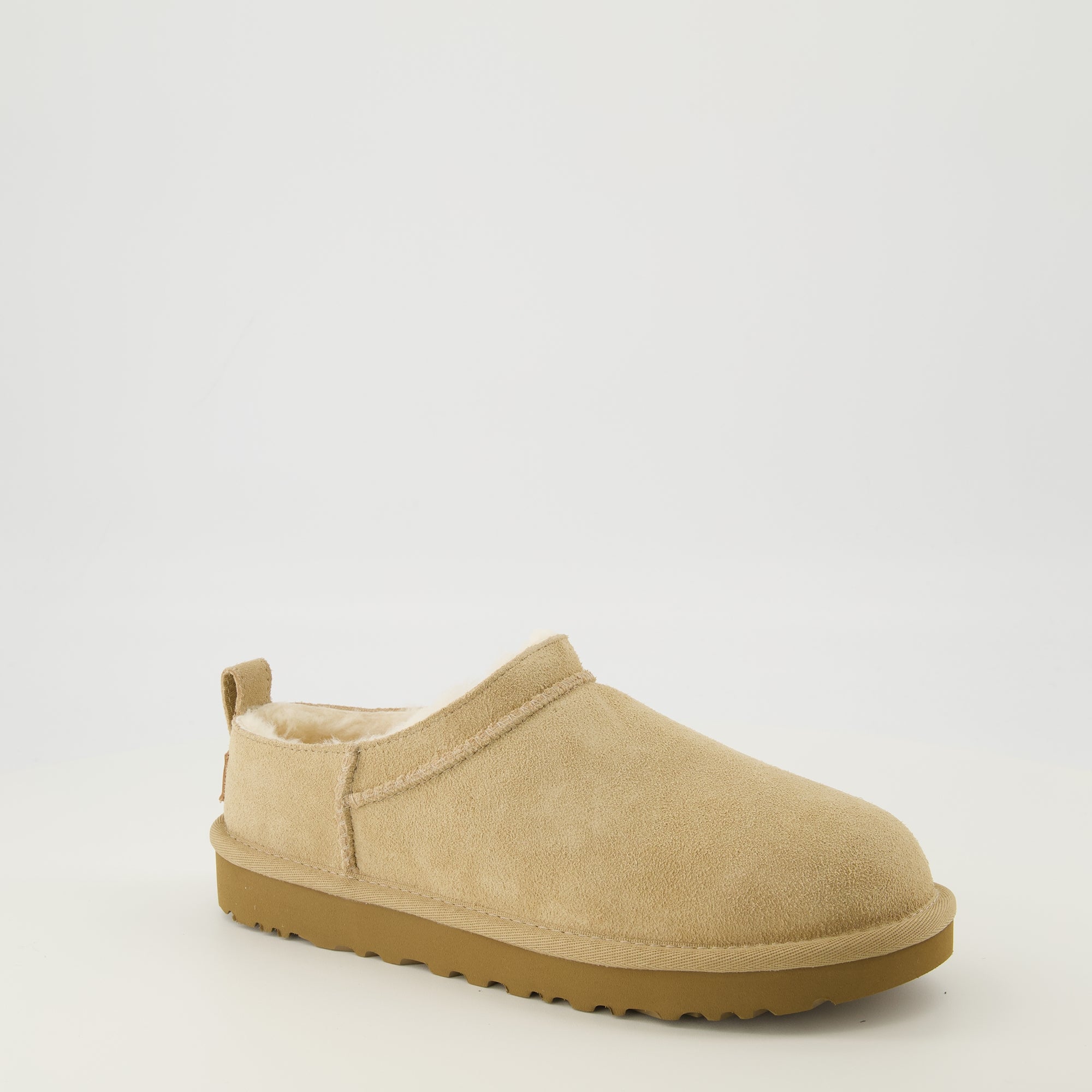 Image de l'article Bottines Classic Micro beige de la marque Ugg pour Femme - Saison Printemps-Été 2026 - Vue trois quarts avant droite