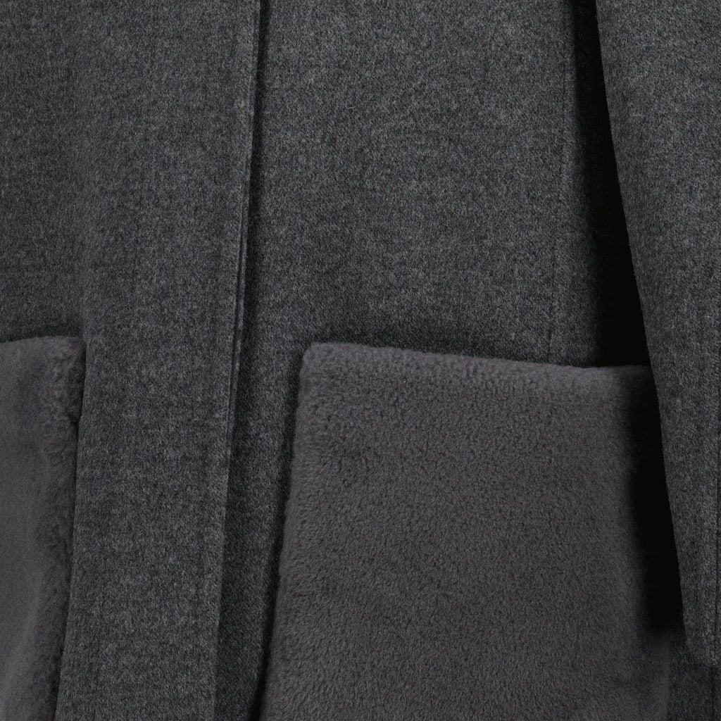 여성을 위한 펜디 브랜드의 회색 FF 울 코트 이미지 - 2025년 가을-겨울 시즌 - 세부 보기_2