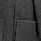 Imagen del abrigo de lana FF en gris de la marca Fendi para mujer - Temporada Otoño-Invierno 2025 - Vista Detallada_2