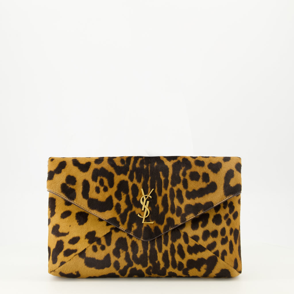 Imagen del bolso efecto pony marrón Cassandre de la marca Saint Laurent para Hombre - Temporada Primavera-Verano 2026 - Vista Frontal