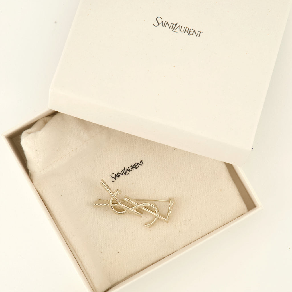 Bijoux Cassandre Brosche in Goldmetall Saint Laurent Doré Unisexe