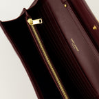Imagem da Carteira Cassandre a corrente bordeaux da marca Saint Laurent para Senhora - Coleção Outono-Inverno 2025 - Vista Detalhada 3
