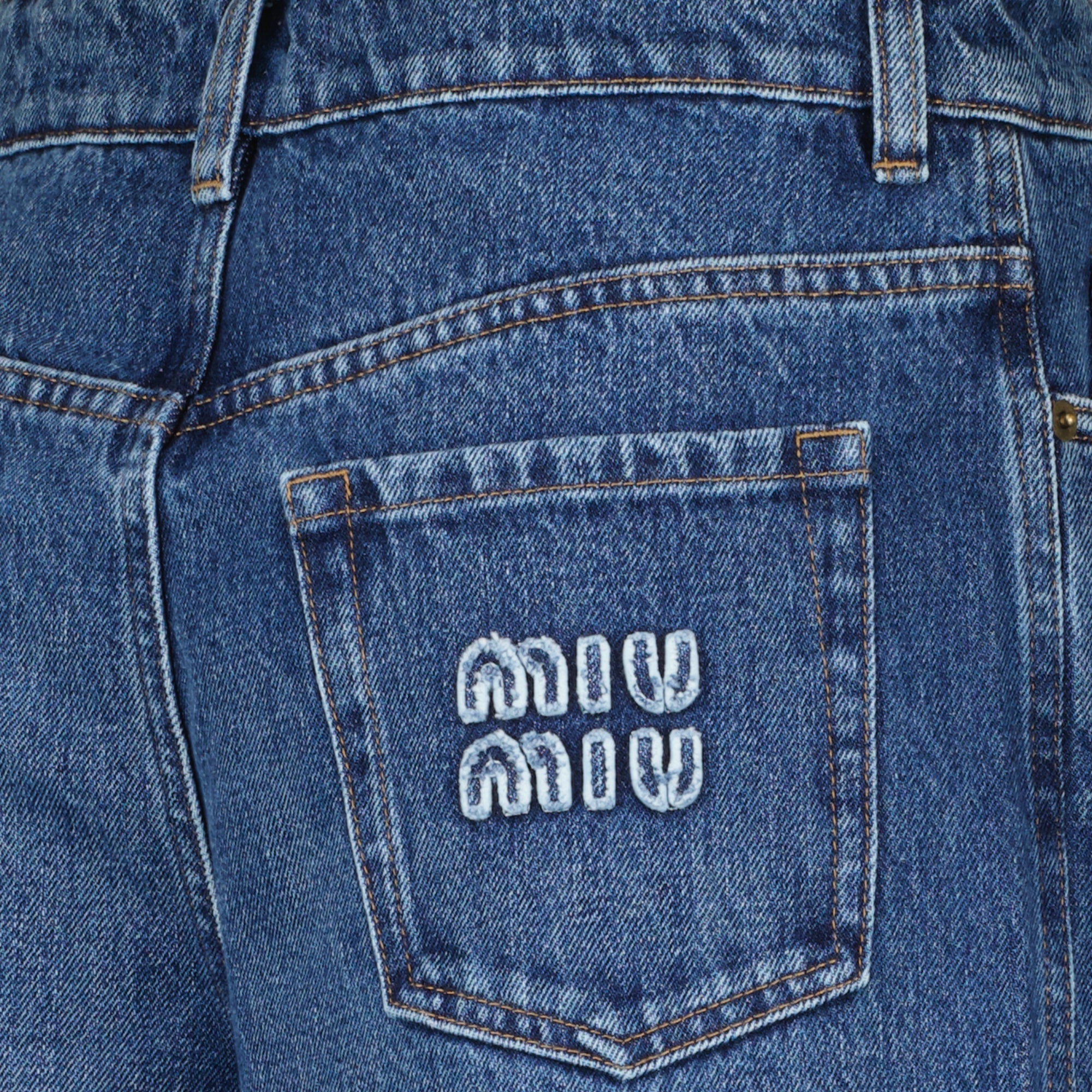 Image de l'article Jean en denim bleu de la marque Miu Miu pour Femme - Saison Printemps-Été 2026 - Vue détaillée_1