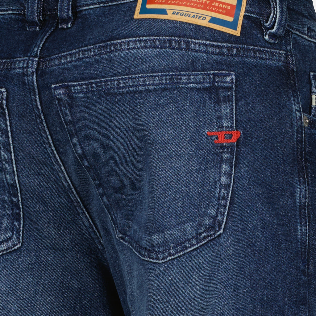 ディーゼルのメンズスリーンカーL32ダークブルージーンズの画像 - 2026春夏シーズン - 詳細ビュー_2